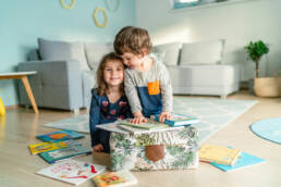 2 Kinder mit Swircle Box im Wohnzimmer